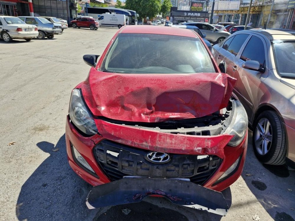 HYUNDAI - i30 1.6 / 2012